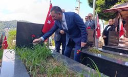 15 Temmuz'da kahramanların kabrine karanfiller bırakıldı