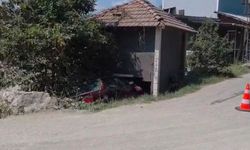 Kepçeye çarpmamak için manevra yaptı, kulübeye çarptı