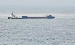 Karadeniz’de saldırıya uğrayan kargo gemisi Zonguldak açıklarına getirildi
