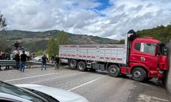 Devrek’te tır istinat duvarına çarptı