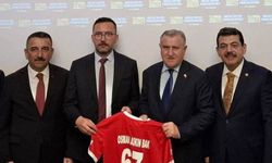 Emrah Karka'dan Bakan Bak’a 67 numaralı forma hediye etti