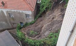 Ereğli’de toprak kaymadı: Apartman merdivenleri toprak altında kaldı