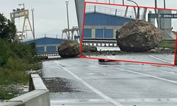 Tonlarca ağırlıktaki kaya yolu kapattı!
