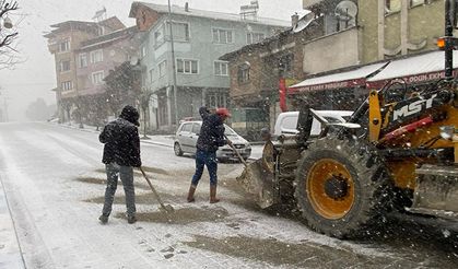 Belediye ekipleri kar yağışına karşı seferber oldu