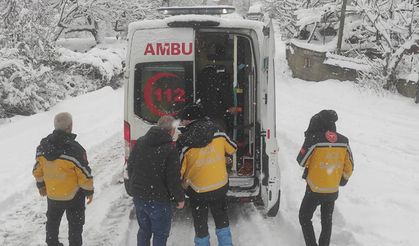 Özel İdare ekipleri diyaliz hastasını ambulansa ulaştırdı