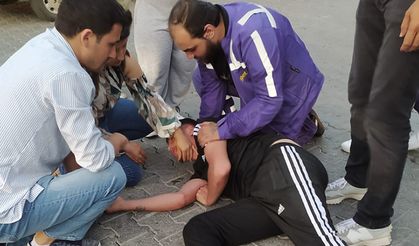 Yolda nöbet geçiren gence erkek hemşire müdahale etti