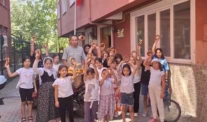 Mahalle muhtarı Kur-an kursu öğrencilerine ikramda bulundu