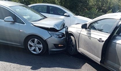 İki otomobil kafa kafaya çarpıştı...