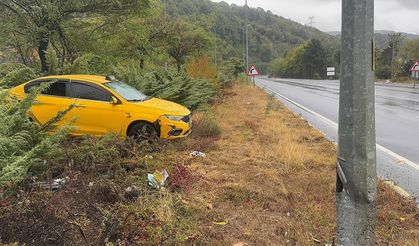 Ticari taksi aydınlatma direğine çarptı, sürücü yaralı