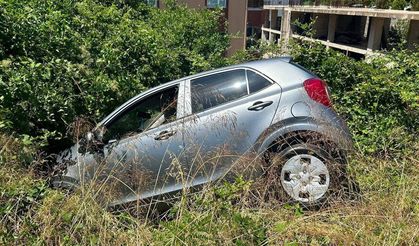 Kozlu’da kontrolden çıkan otomobil dikenlik alana savruldu