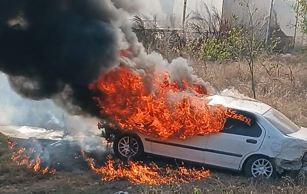 Bahçeye uçan araç alev aldı: Sürücü son anda kurtuldu