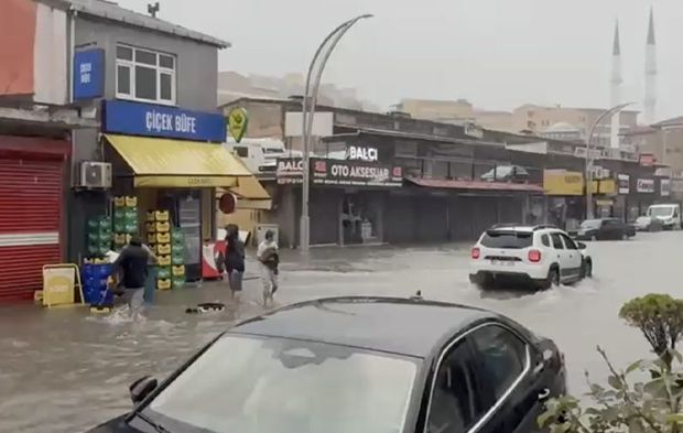 Zonguldak Acılık’ta dükkânları su bastı