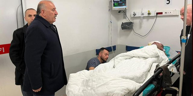 Vedat Öztürk, yaralı maden işçisini hastanede ziyaret etti