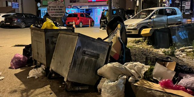 Üniversite bölgesinde çöp krizi!