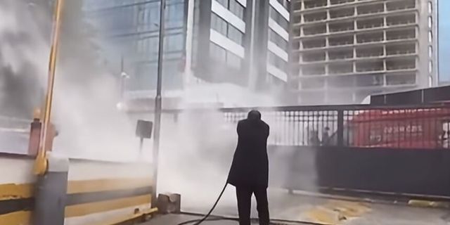 Deniz Yavuzyılmaz hortumla polislere su fışkırttı