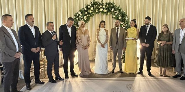 Simge Bükrü ile Alp Akın evliliğe ilk adımı attı