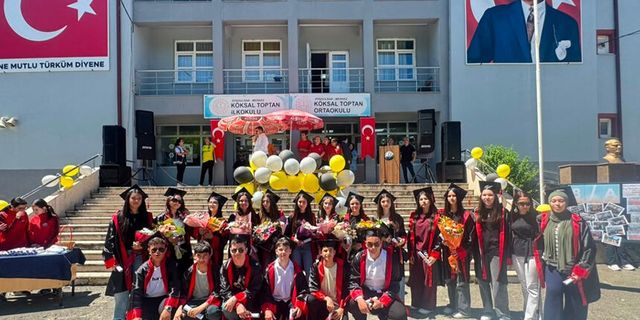 Öğrencilerin mezuniyet sevinci