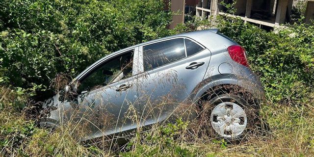 Kozlu’da kontrolden çıkan otomobil dikenlik alana savruldu