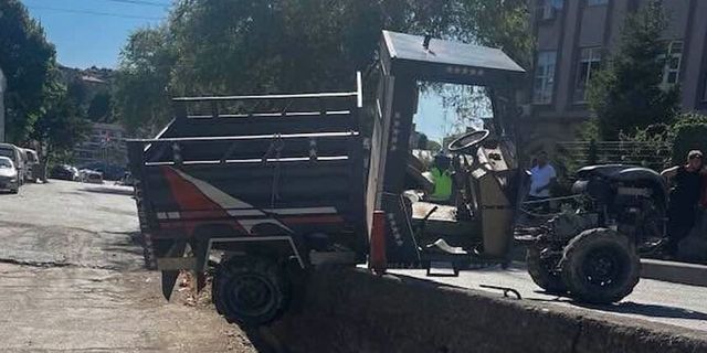 Park halindeki iki araç kaza yaptı: Pat Pat iş yerine düştü