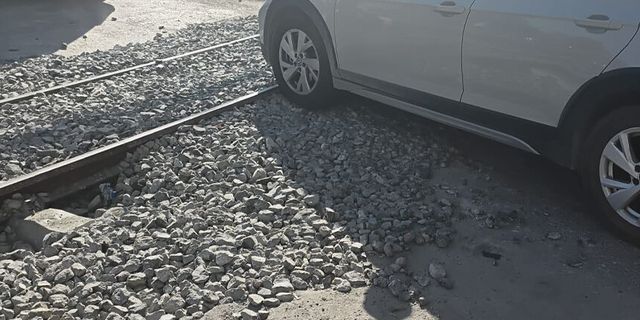 Zonguldak’ta hemzemin geçitte mıcır tehlikesi: Bir aracın camı kırıldı