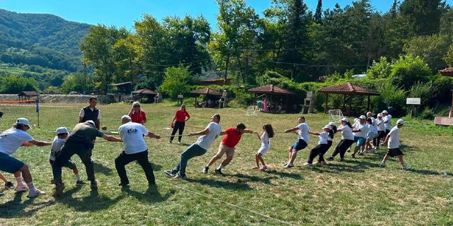 Zonguldak’ta aileler çadırlarını Milli Egemenlik’e kurdu