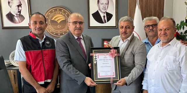 Zonguldak Arı Yetiştiricileri Birliği, kestane balı tescil belgesini il müdürüne takdim etti