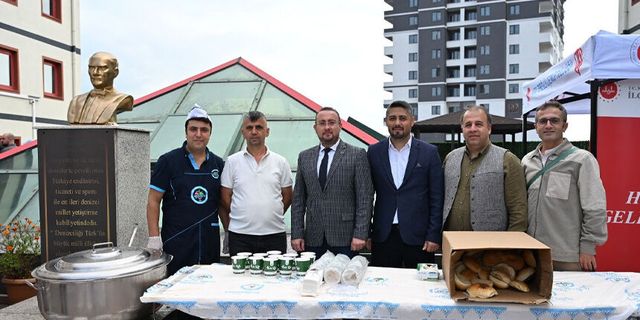 Üniversite öğrencilerine sıcak çorba ikramı