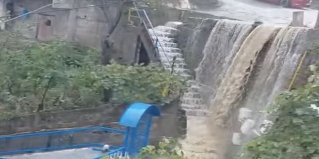 Birlik’te yağmur kabusu: Sokak şelaleye döndü!