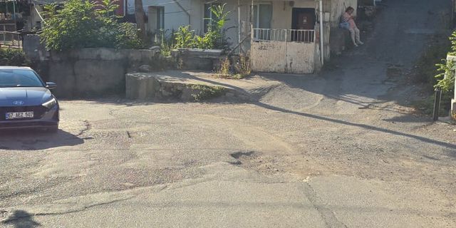 Tepebaşın'nda bozuk yollar isyan ettirdi
