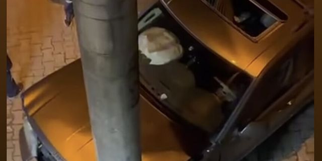 Devrek’te cip elektrik direğine çarptı, sürücü aracı bırakıp kaçtı