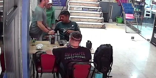 Ürün tanıtırken esnafı şokladı, sarılarak özür diledi