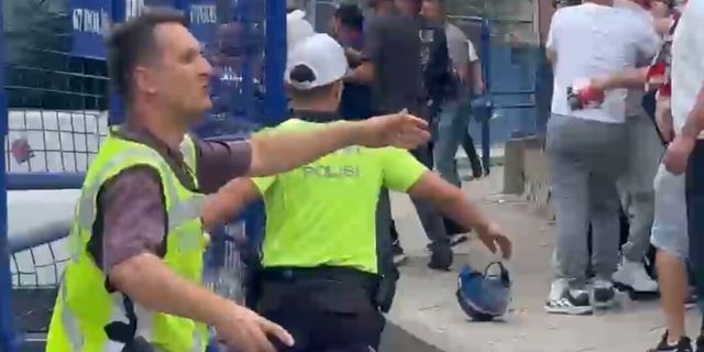 Derbi öncesi taraftarlar birbirine girdi: Barikatlar yıkıldı!