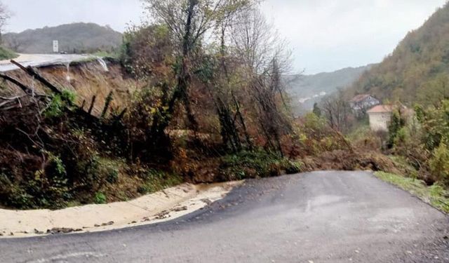 Heyelan yolu ulaşıma kapattı