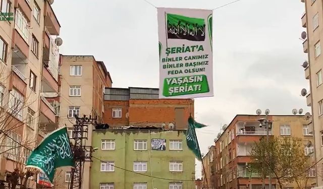 Gaffar Okkan suikastçileri cadde ve sokaklara ' yaşasın şeriat pankartları ' astılar