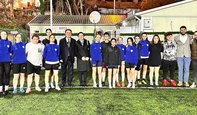 CHP adayı Erdem, kadın futbol takımını ziyaret etti