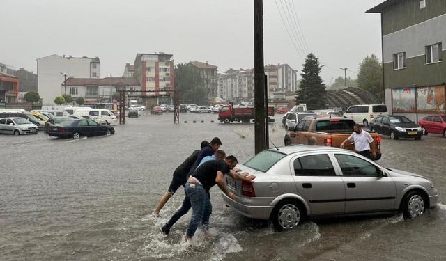 Çaycuma'da şiddetli sağanak yağış, terminal bölgesini su bastı