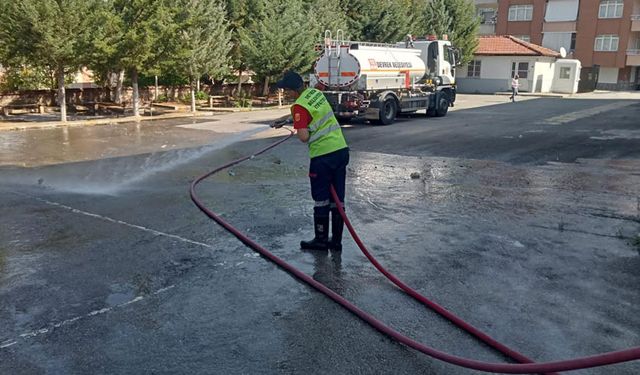 Devrek'te itfaiye ekipleri okul bahçelerini temizledi