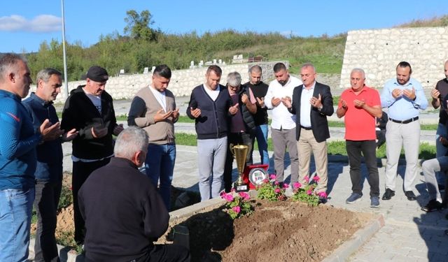 Sesli ve arkadaşlarından Turgut Tanyıldız'a vefa