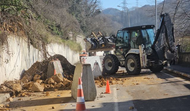 Zonguldak'ta heyelan; 1 ev tahliye edildi, yol trafiğe kapatıldı