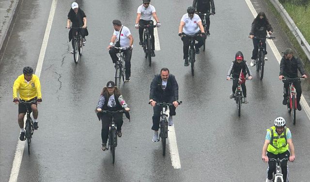 Sağanak yağışa rağmen pedal çevirdiler