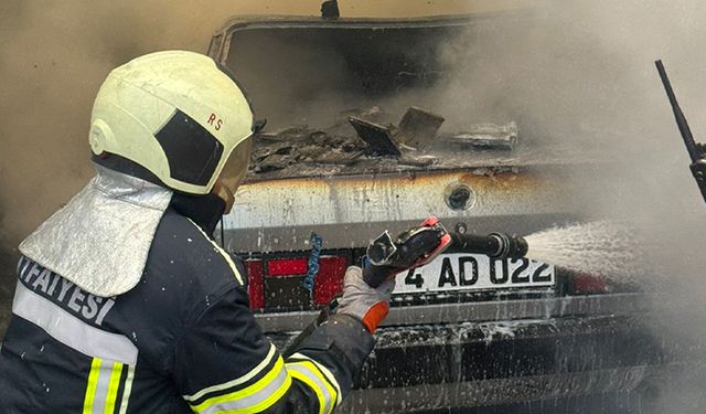 Otomobil garajda alev aldı