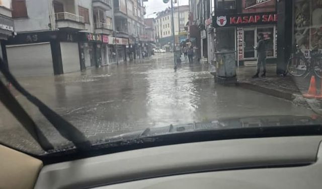Şiddetli yağmur Devrek'i vurdu