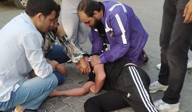 Yolda nöbet geçiren gence erkek hemşire müdahale etti