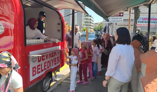 Belediyeden kurs öğrencilerine limonata ve kurabiye ikramı