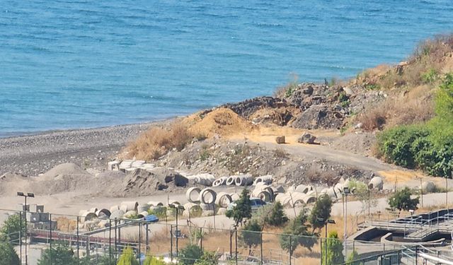 2009'da kapatılan çöplüğün atıkları dalgalarla sahile vuruyor