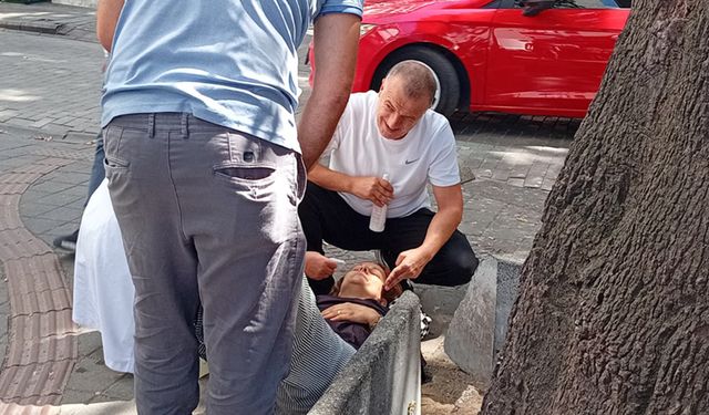 Cadde ortasında fenalaşan kadın yere yığıldı