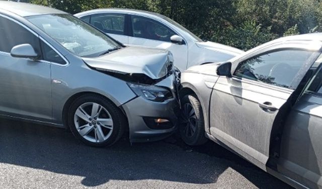 İki otomobil kafa kafaya çarpıştı...