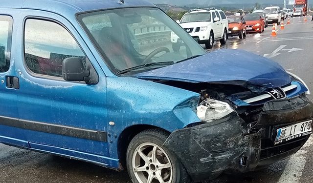 Yağışlı hava kaza getirdi: Kavşakta 2 kaza...