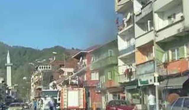 Zonguldak’ta 3 katlı binanın çatısında yangın çıktı