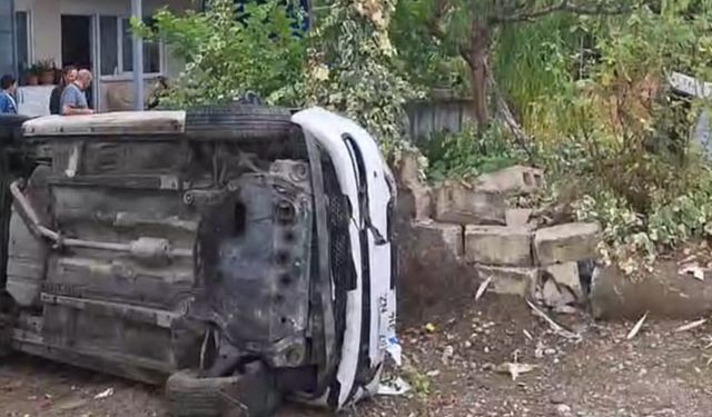 Yağışlı havada kontrolden çıkan otomobil devrildi